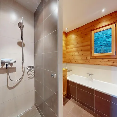 Chalet In With Hot Tub *