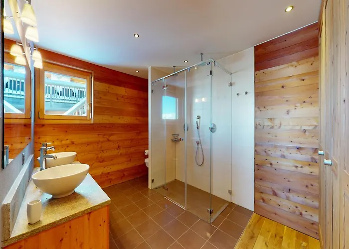 In With Hot Tub Chalet *