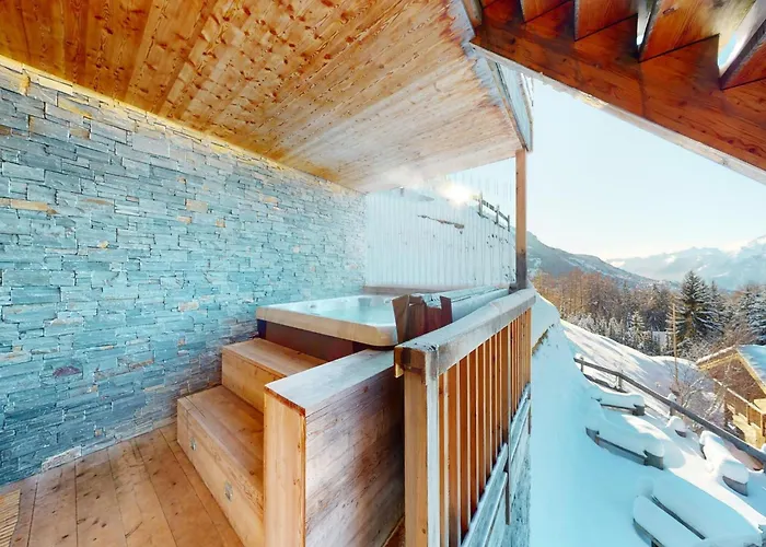 In With Hot Tub شاليه